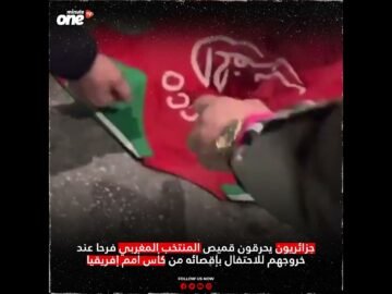 جزائريون يحرقون قميص المنتخب المغربي فرحا عند خروجهم للاحتفال بإقصائه من كأس أمم إفريقيا