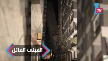 في مشهد مخيف.. مبنى من 12 طابقا يميل على آخر في مصر