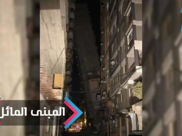 في مشهد مخيف.. مبنى من 12 طابقا يميل على آخر في مصر