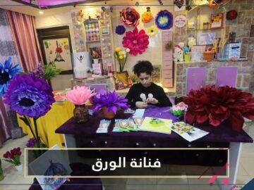 شاهد.. فتاة فلسطينية في غزة… حين ينطق الورق وردا