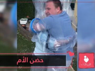 عبر ستار عازل.. عجوز بريطانية تحتضن ابنها بعد أن منعتهما كورونا