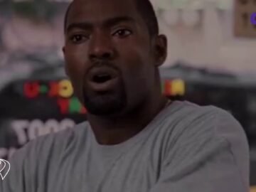 الرجل الوطواط.. يسير على رأسه 13 مترا