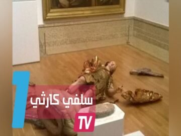 أراد التقاط سيلفي مع تمثال عريق فكانت الكارثة