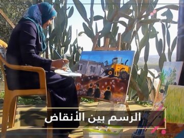 الفلسطينية خديجة بشارات تداعب الفرشاة والألوان بين الأنقاض