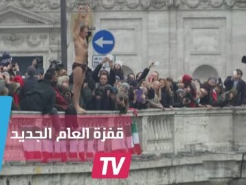 إيطاليون يحتفلون بالعام الجديد بقفزة مائية