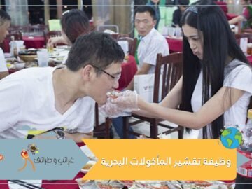 وظيفة غريبة خدمة تقشير المأكولات البحرية بـ1500 دولار شهريا