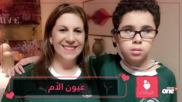 شاهد أم تشرح مجريات مباريات كرة القدم لابنها الضرير تخطف الأنظار