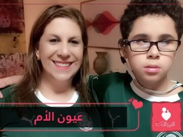 شاهد أم تشرح مجريات مباريات كرة القدم لابنها الضرير تخطف الأنظار