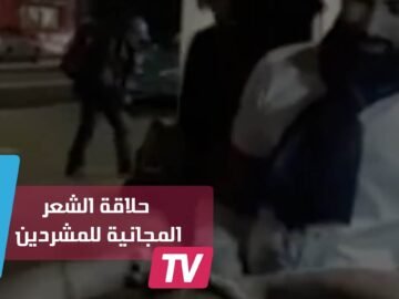 مسلم ويهودي يتطوعان لحلق شعر المتشردين