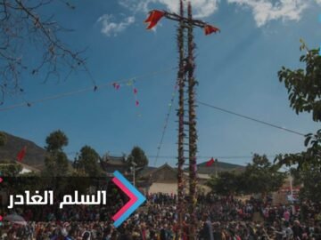 صينيون يتسلقون سلما مرعبا يتألف من 36 شفرة حادة