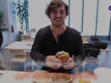 شاهد   مستقبل التشيز برغر بين يدي الروبوت من الآن