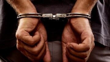 رجل-مقيد-اليدين-800×531