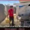 غزة | نازح يستخرج مياهاً عذبة من بئر حفرها قرب شاطئ البحر لمواجهة أزمة العطش في مخيمات النزوح